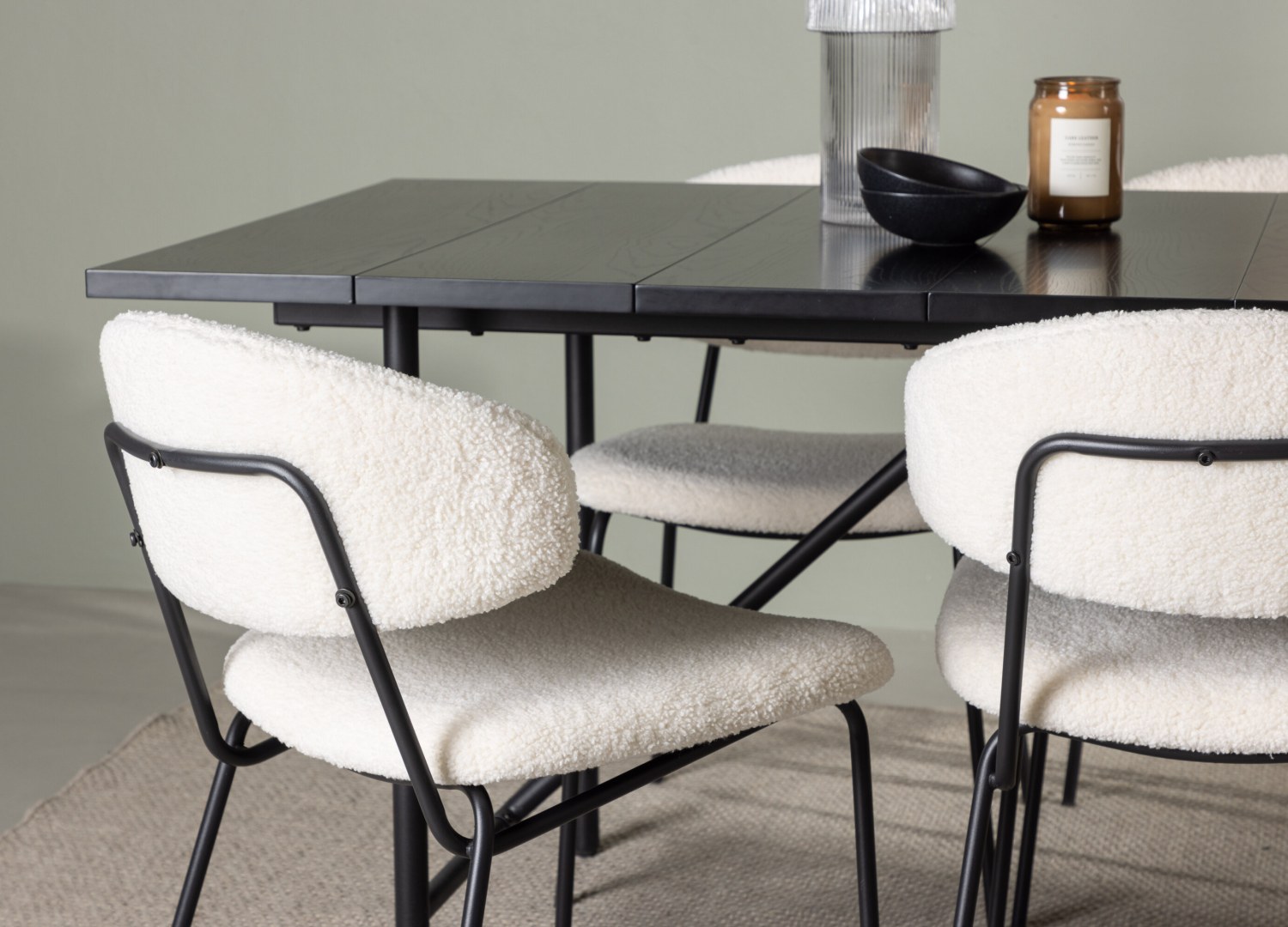 Table rectangulaire Astrid et 6 chaises Chico présentées dans un intérieur contemporain