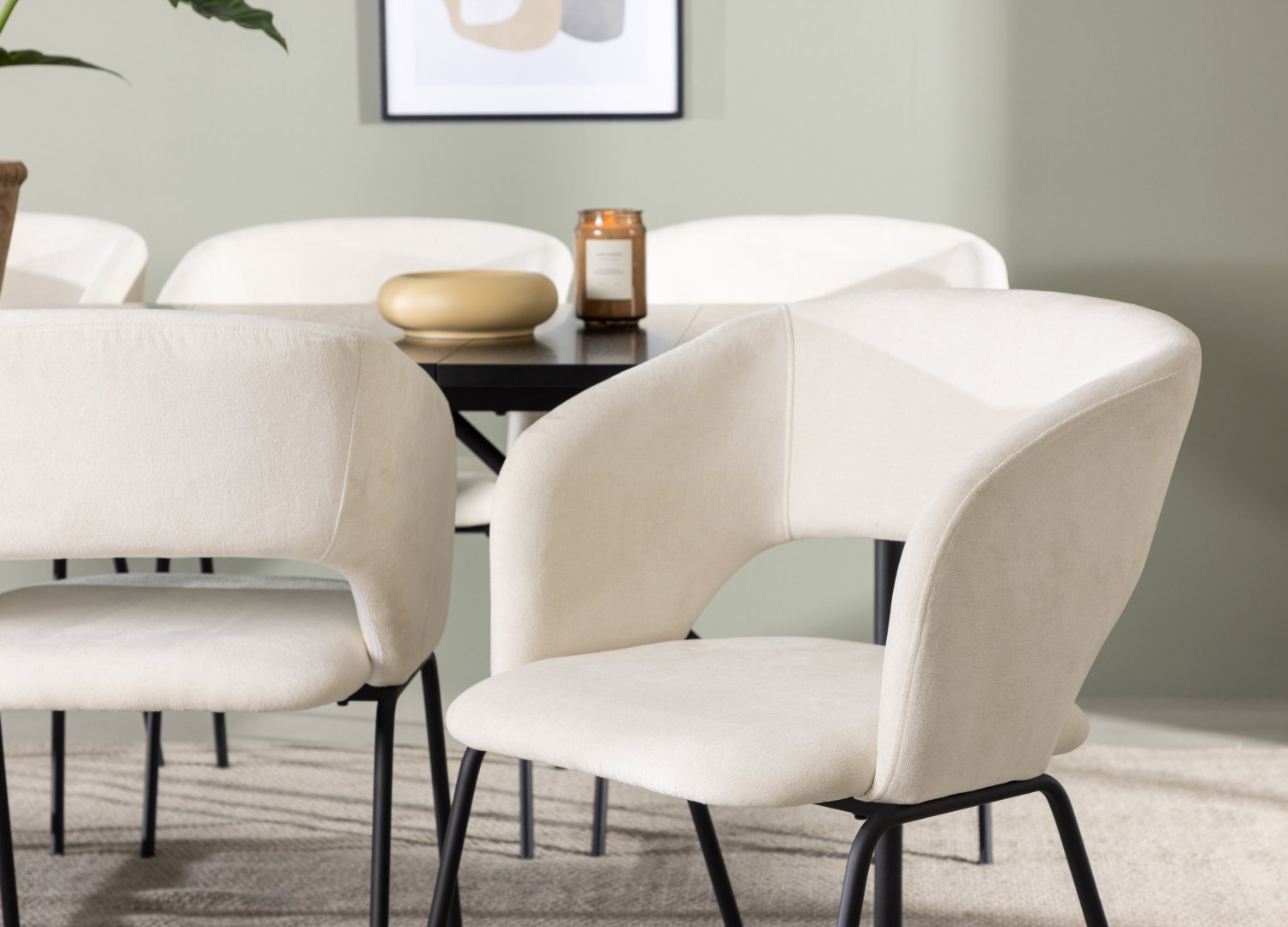 Table rectangulaire Astrid et 6 chaises Day présentées dans un intérieur contemporain