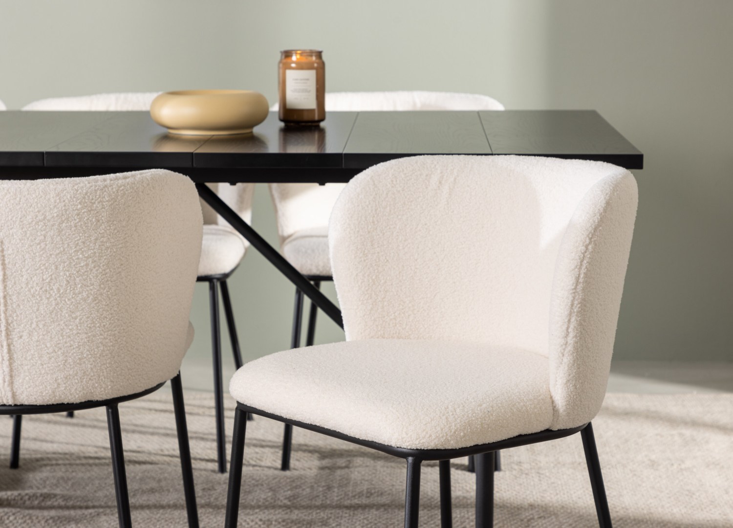 Table rectangulaire Astrid et 6 chaises Edina présentées dans un intérieur contemporain