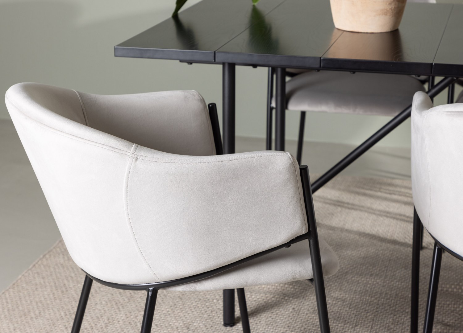Table rectangulaire Astrid et 6 chaises Evelina présentées dans un intérieur contemporain