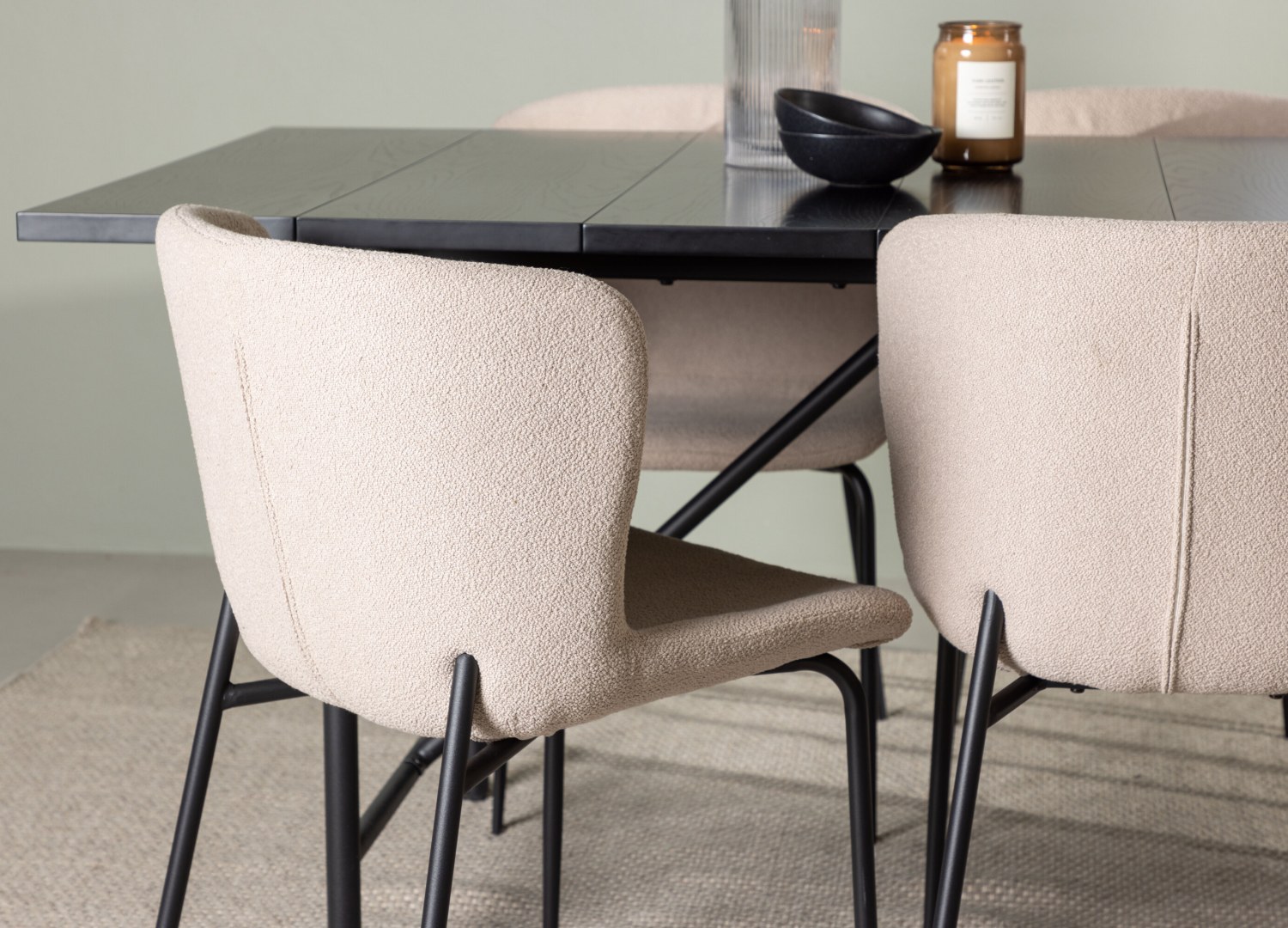 Table rectangulaire Astrid et 6 chaises Modesto présentées dans un intérieur contemporain