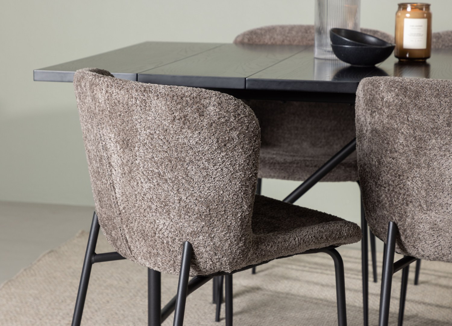 Table rectangulaire Astrid et 6 chaises Modesto présentées dans un intérieur contemporain