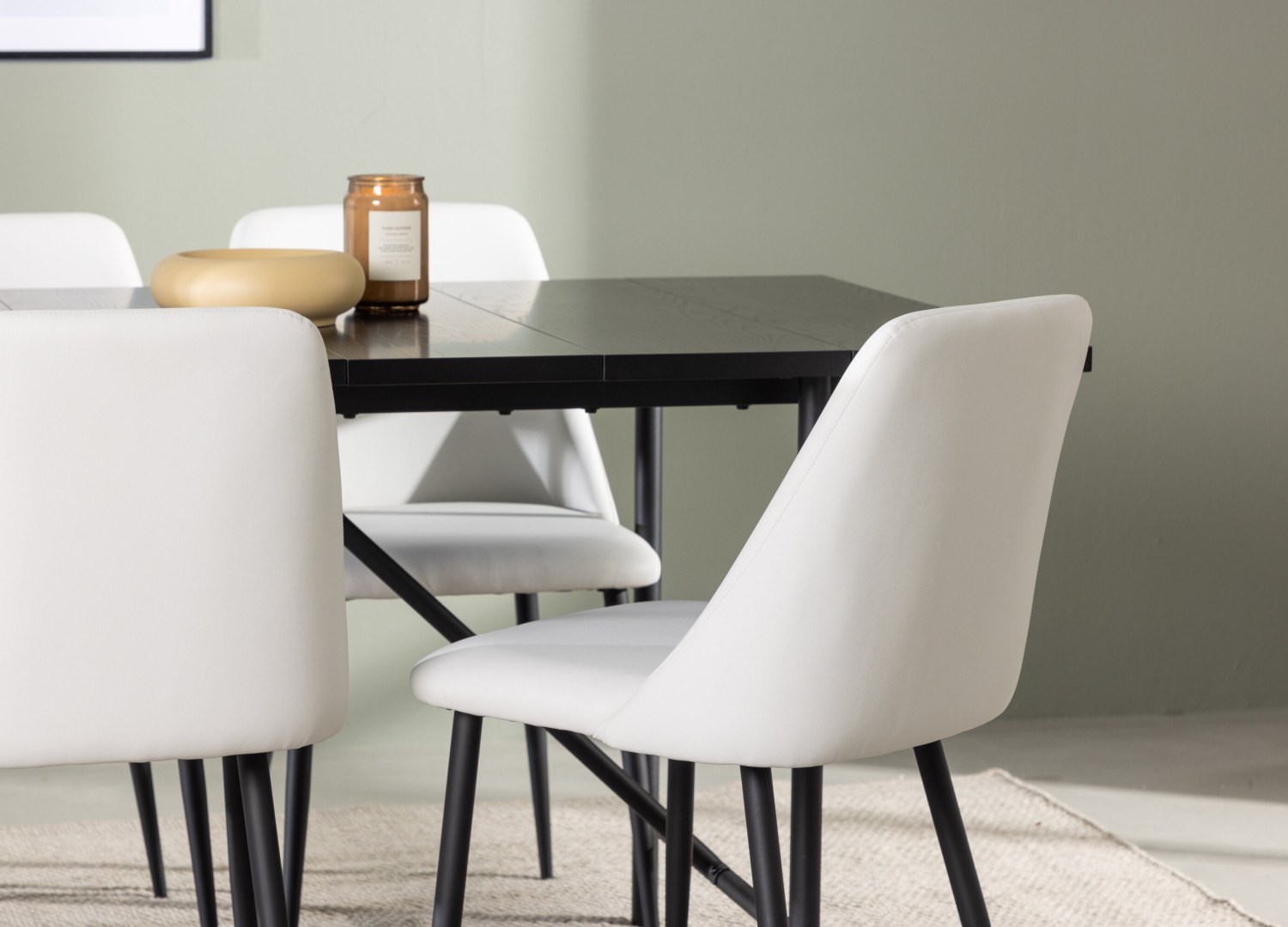 Table rectangulaire Astrid et 6 chaises Night présentées dans un intérieur contemporain