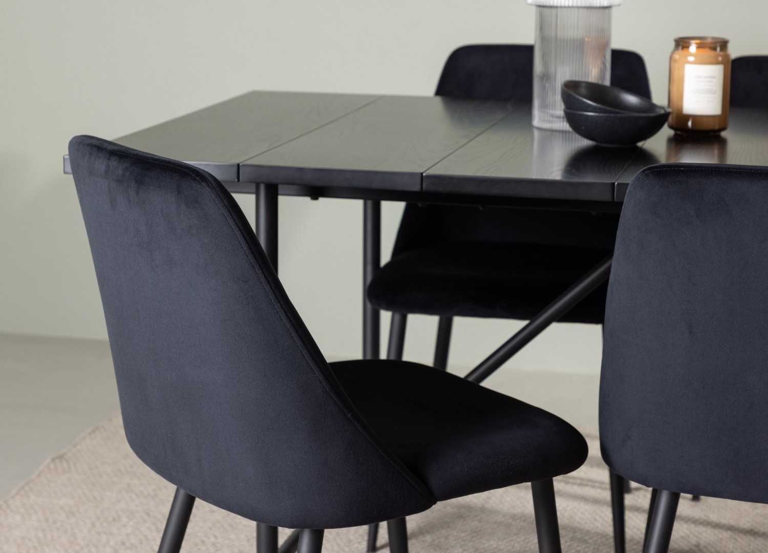 Table rectangulaire Astrid et 6 chaises Night présentées dans un intérieur contemporain