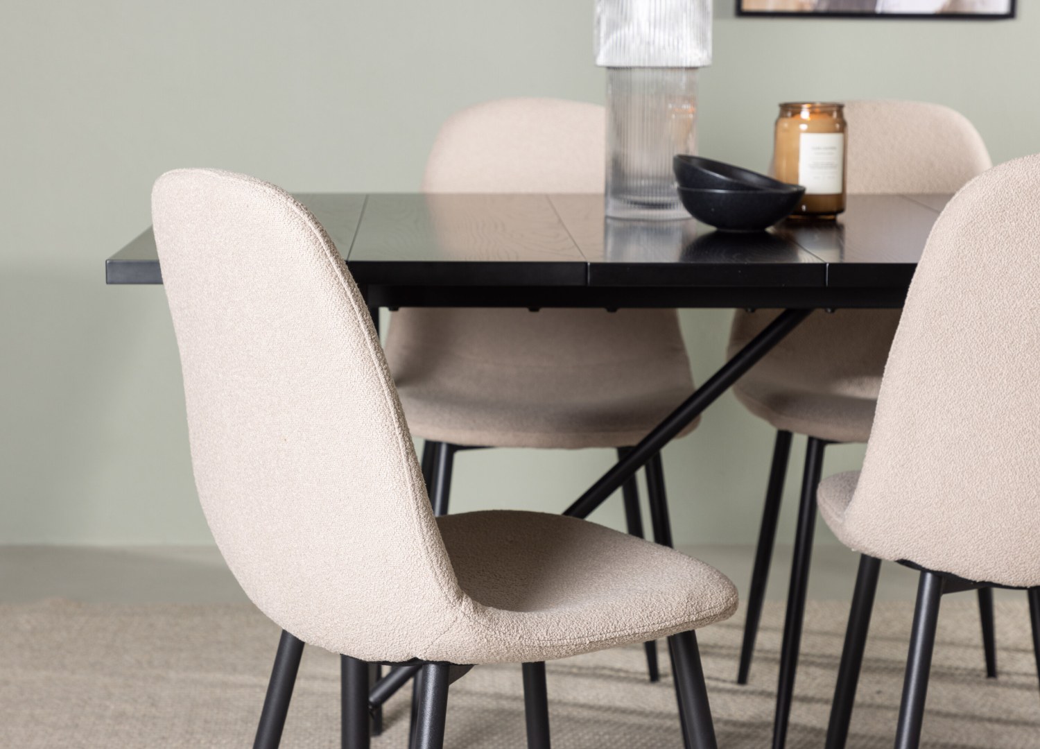 Table rectangulaire Astrid et 6 chaises Polar présentées dans un intérieur contemporain