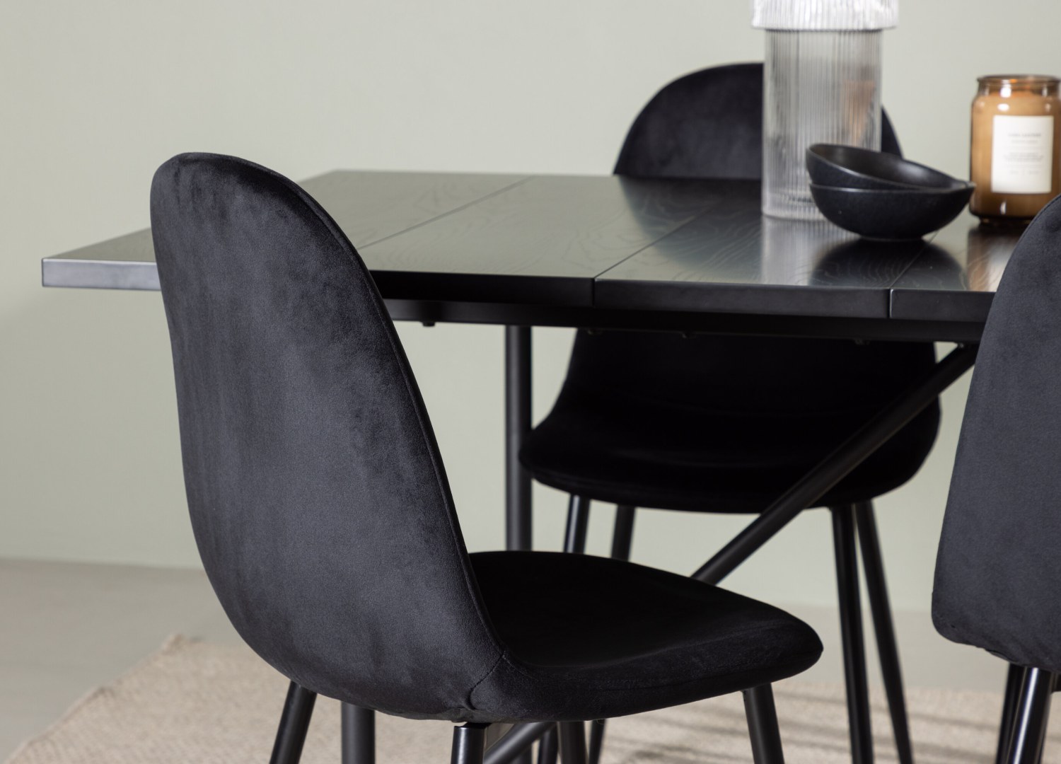 Table rectangulaire Astrid et 6 chaises Polar présentées dans un intérieur contemporain