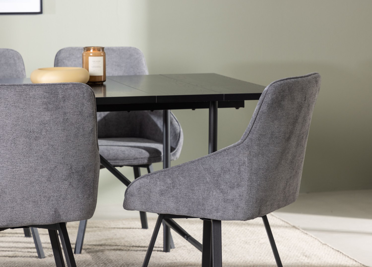 Table rectangulaire Astrid et 6 chaises Rosie présentées dans un intérieur contemporain