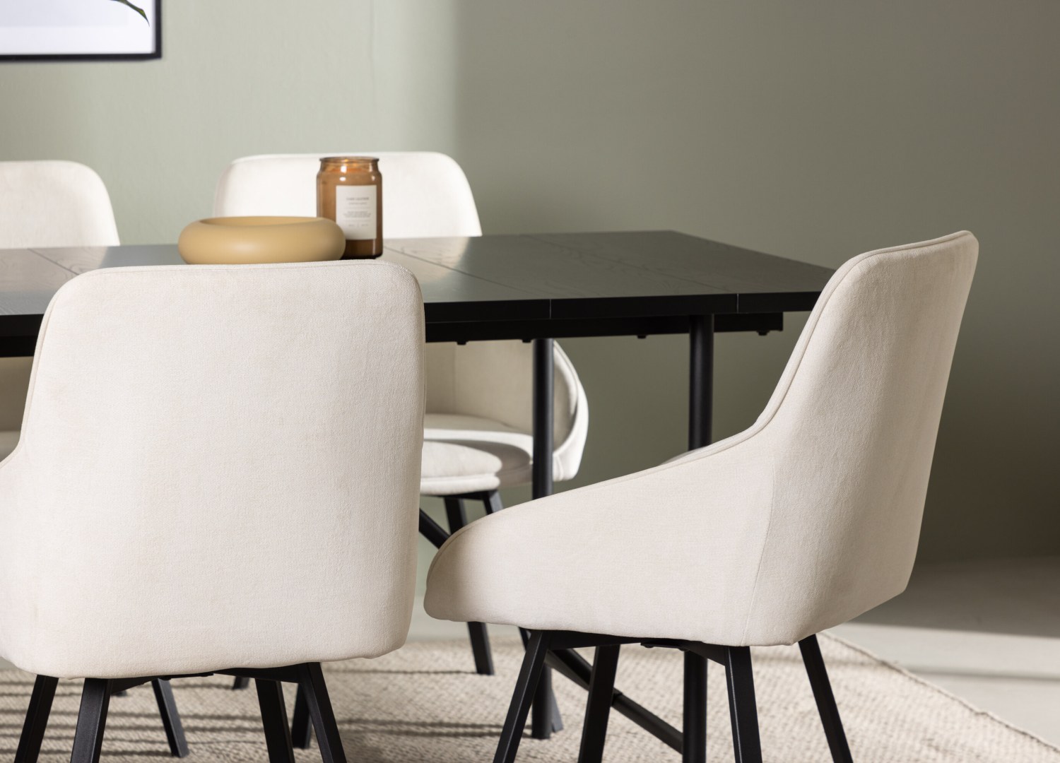 Table rectangulaire Astrid et 6 chaises Rosie présentées dans un intérieur contemporain