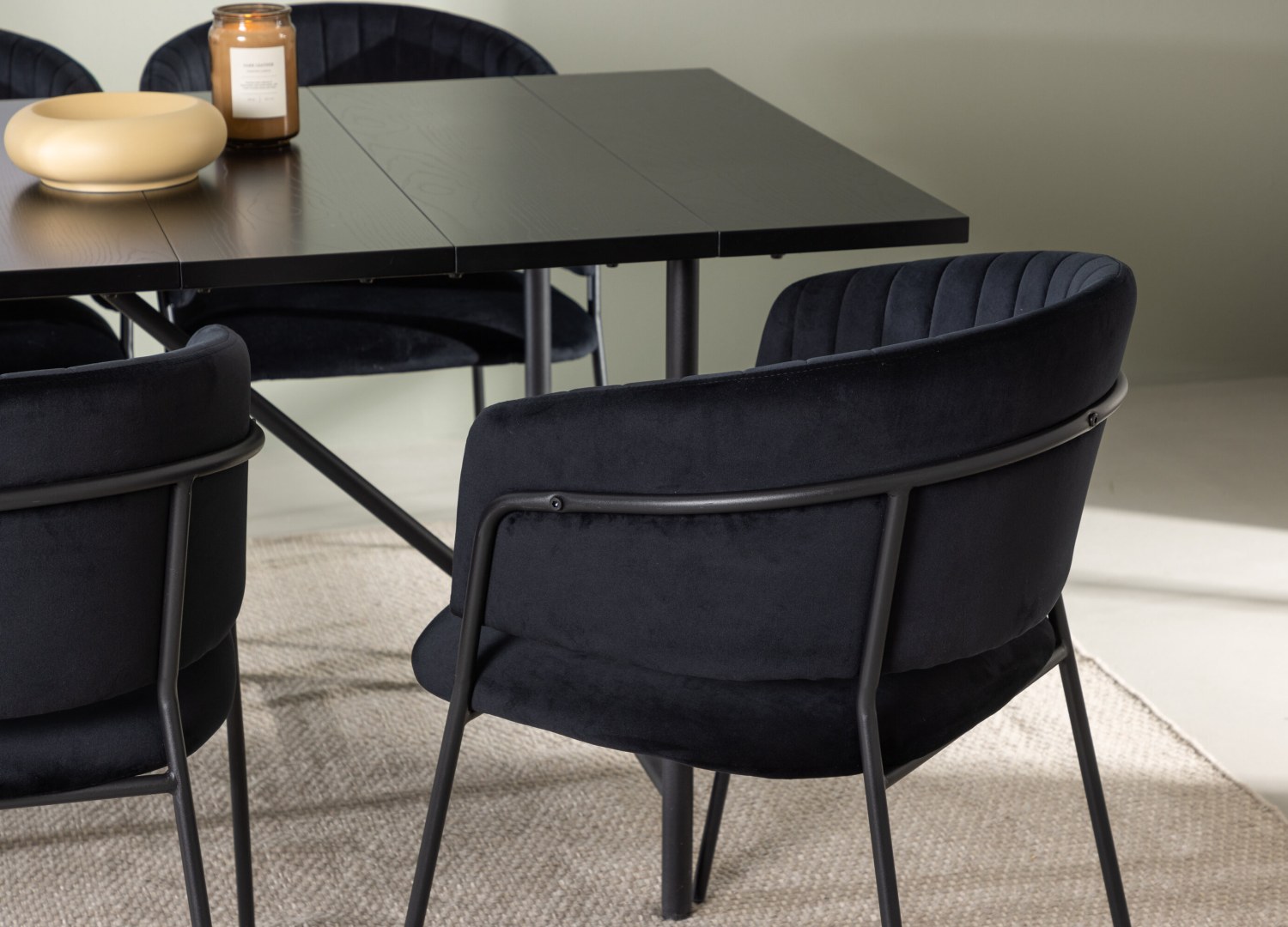 Table rectangulaire Astrid et 6 chaises Selma présentées dans un intérieur contemporain
