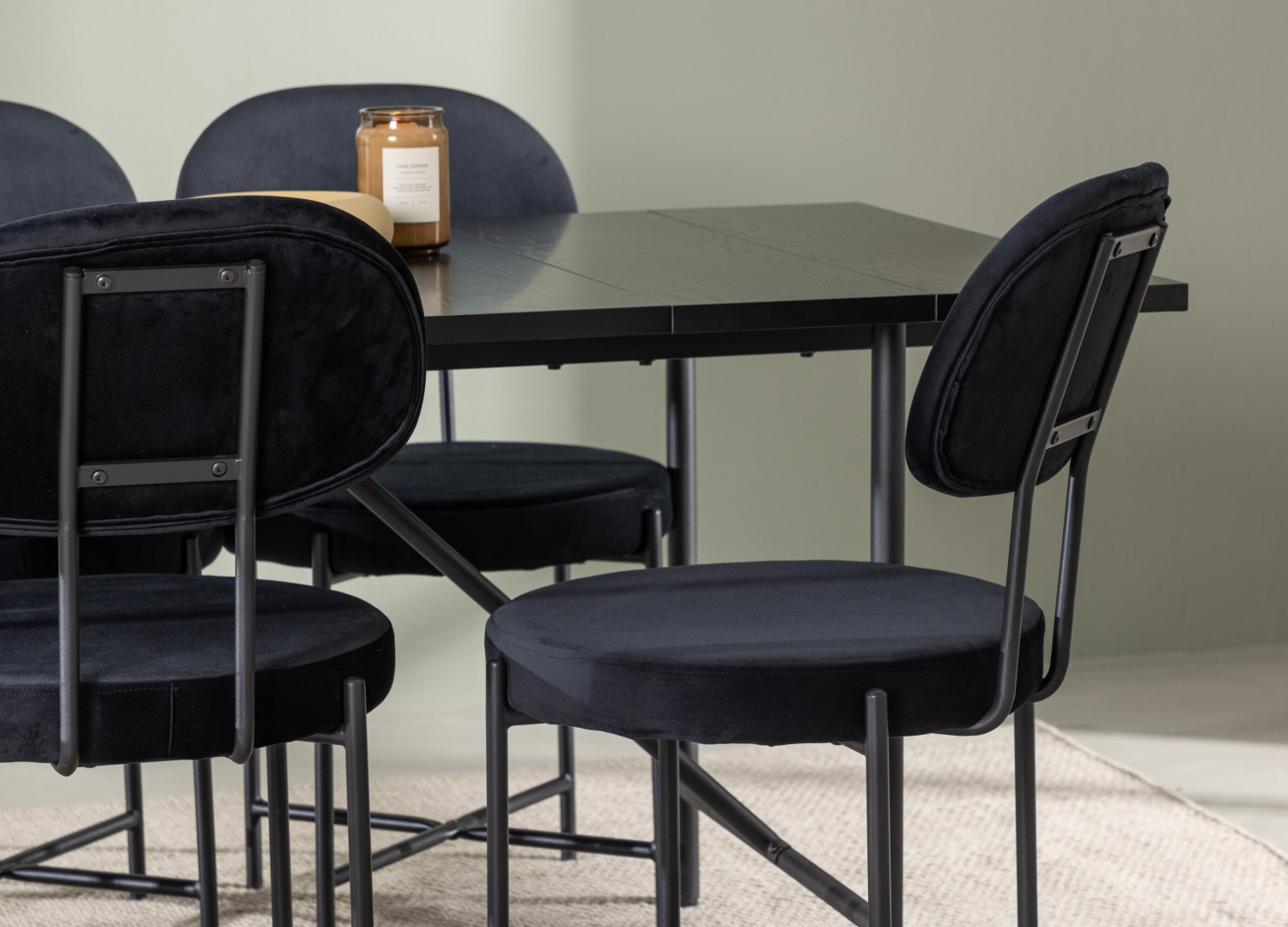 Table rectangulaire Astrid et 6 chaises Stella présentées dans un intérieur contemporain