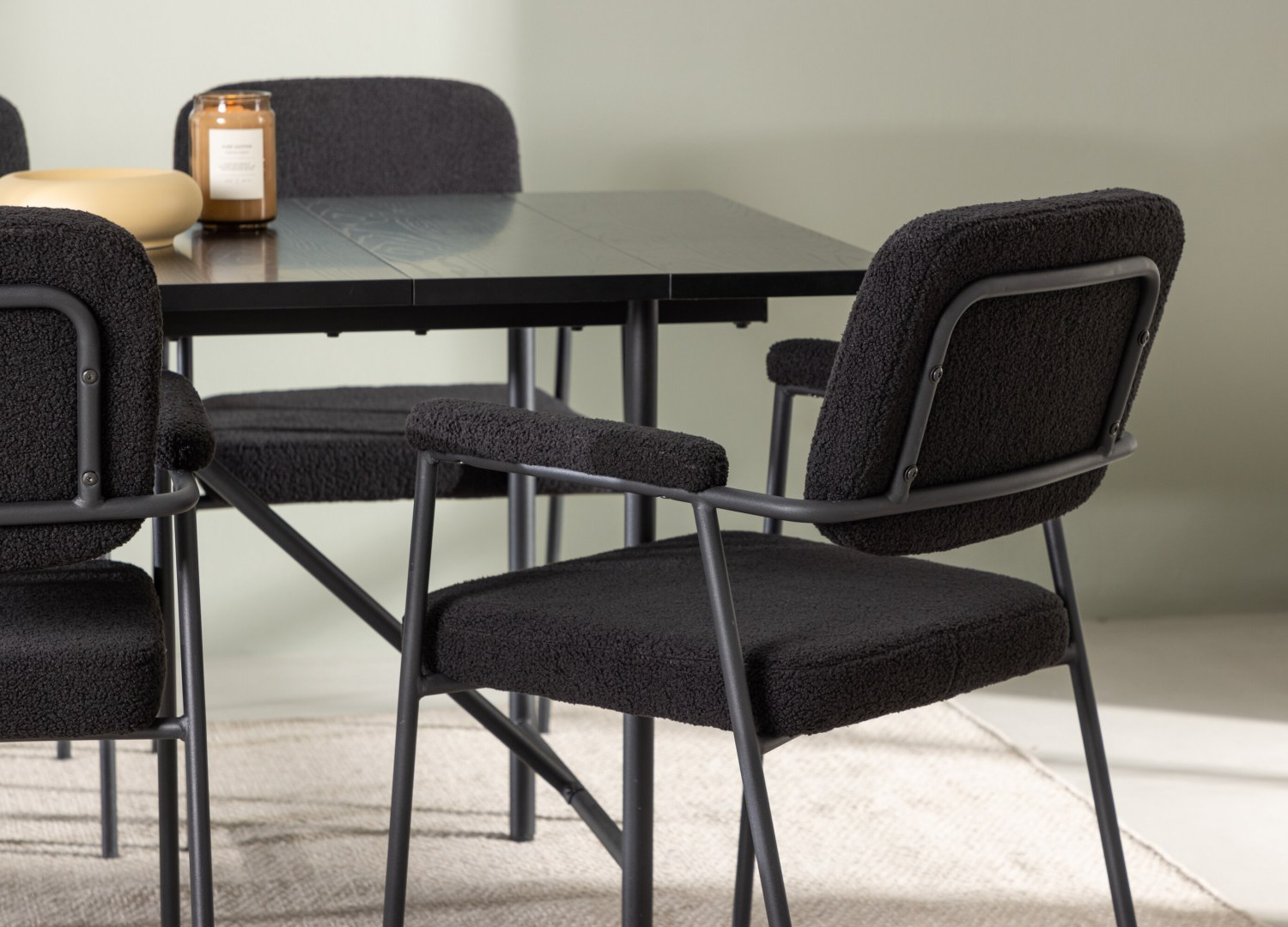 Table rectangulaire Astrid et 6 chaises Yesterday présentées dans un intérieur contemporain