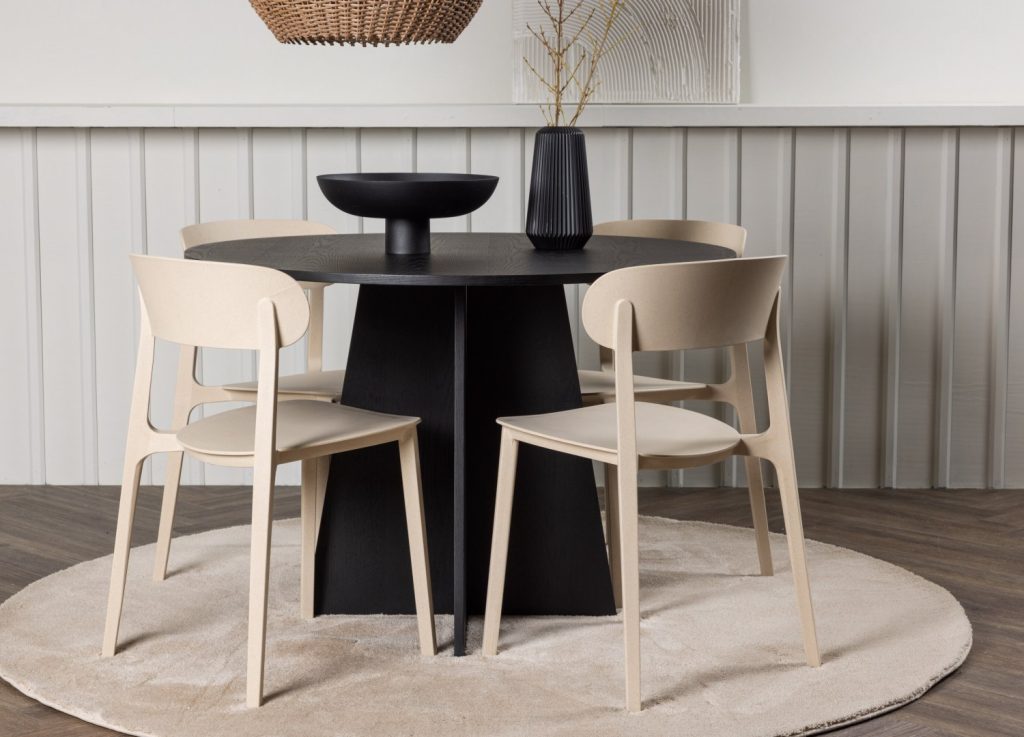 Ensemble table à manger ronde Bootcut avec 4 chaises Åstol dans une salle à manger