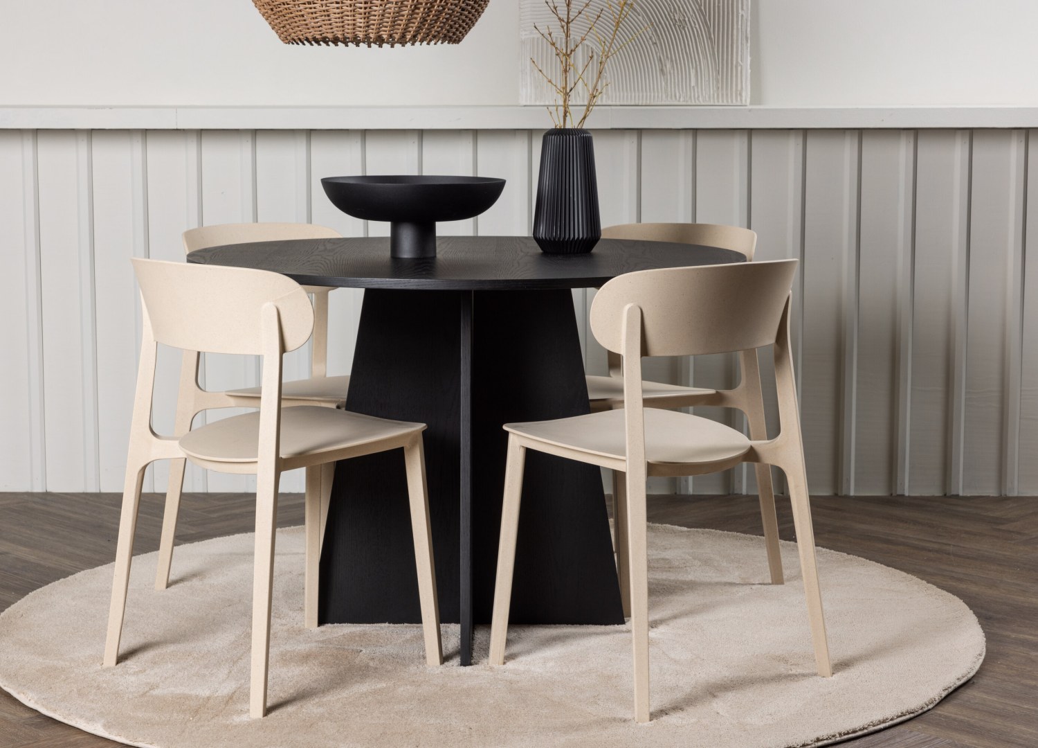 Ensemble table à manger ronde Bootcut avec 4 chaises Åstol dans une salle à manger