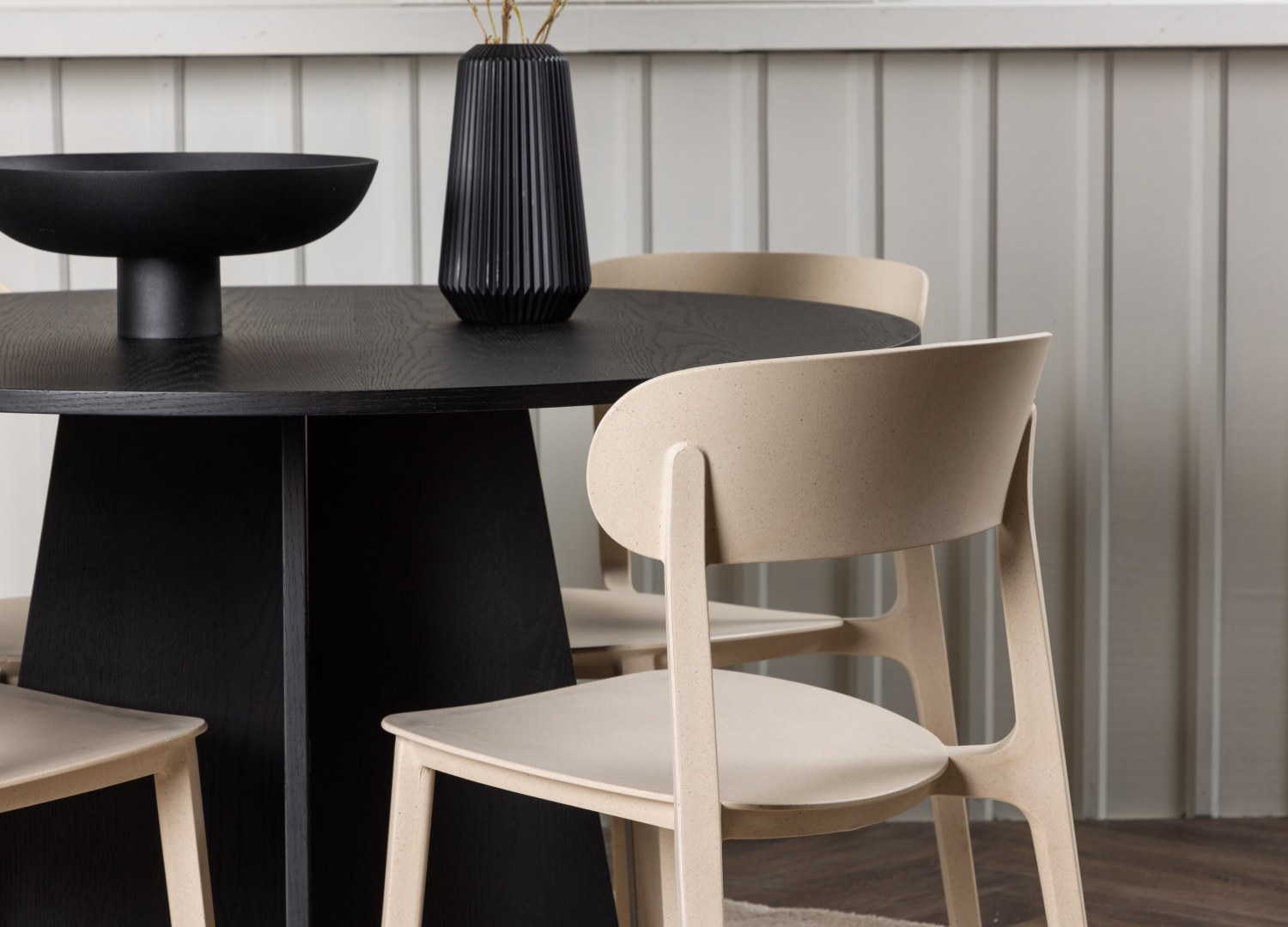 Table ronde Bootcut et 4 chaises Åstol présentées dans un intérieur contemporain