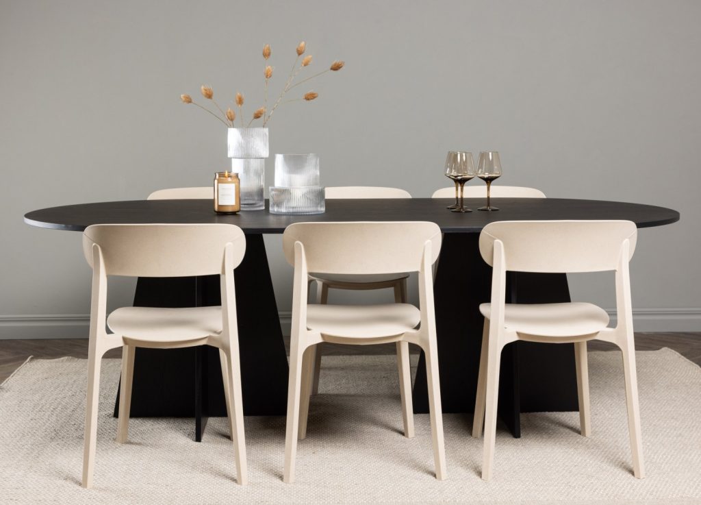 Ensemble table à manger ovale Bootcut avec 6 chaises Åstol dans une salle à manger