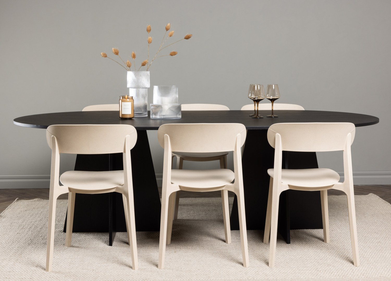 Ensemble table à manger ovale Bootcut avec 6 chaises Åstol dans une salle à manger