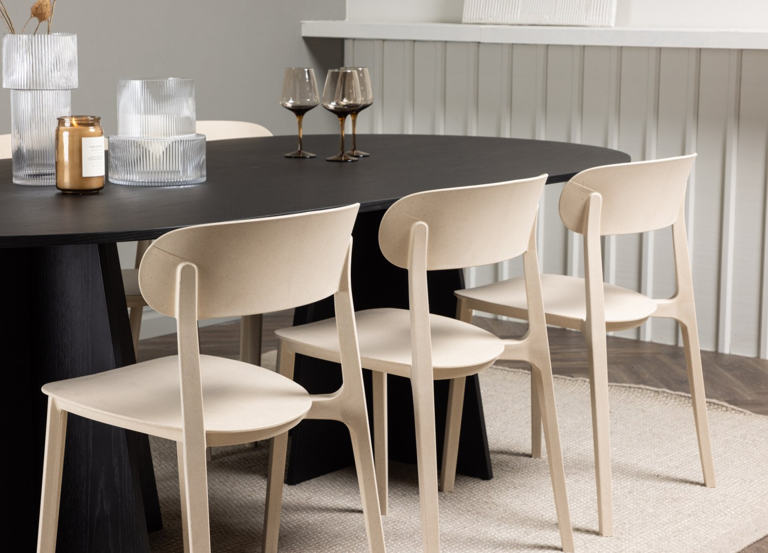Table ovale Bootcut et 6 chaises Åstol présentées dans un intérieur contemporain