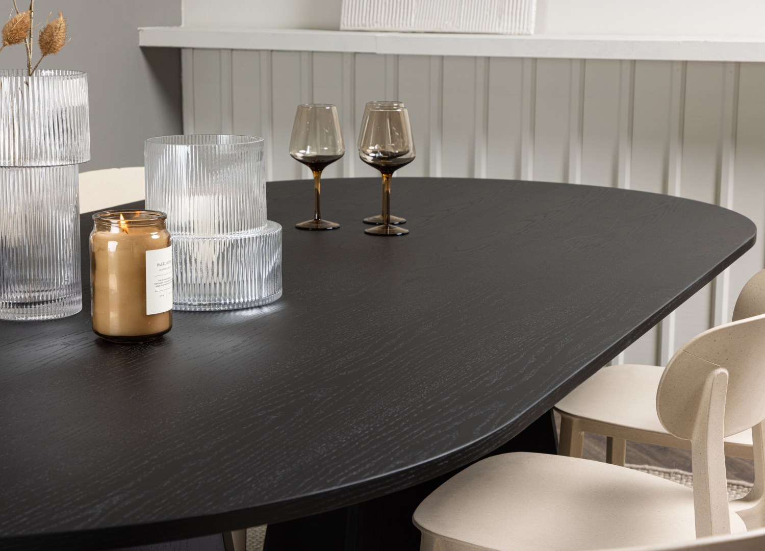 Vue d’ambiance 4 de la table Bootcut avec 6 chaises Åstol