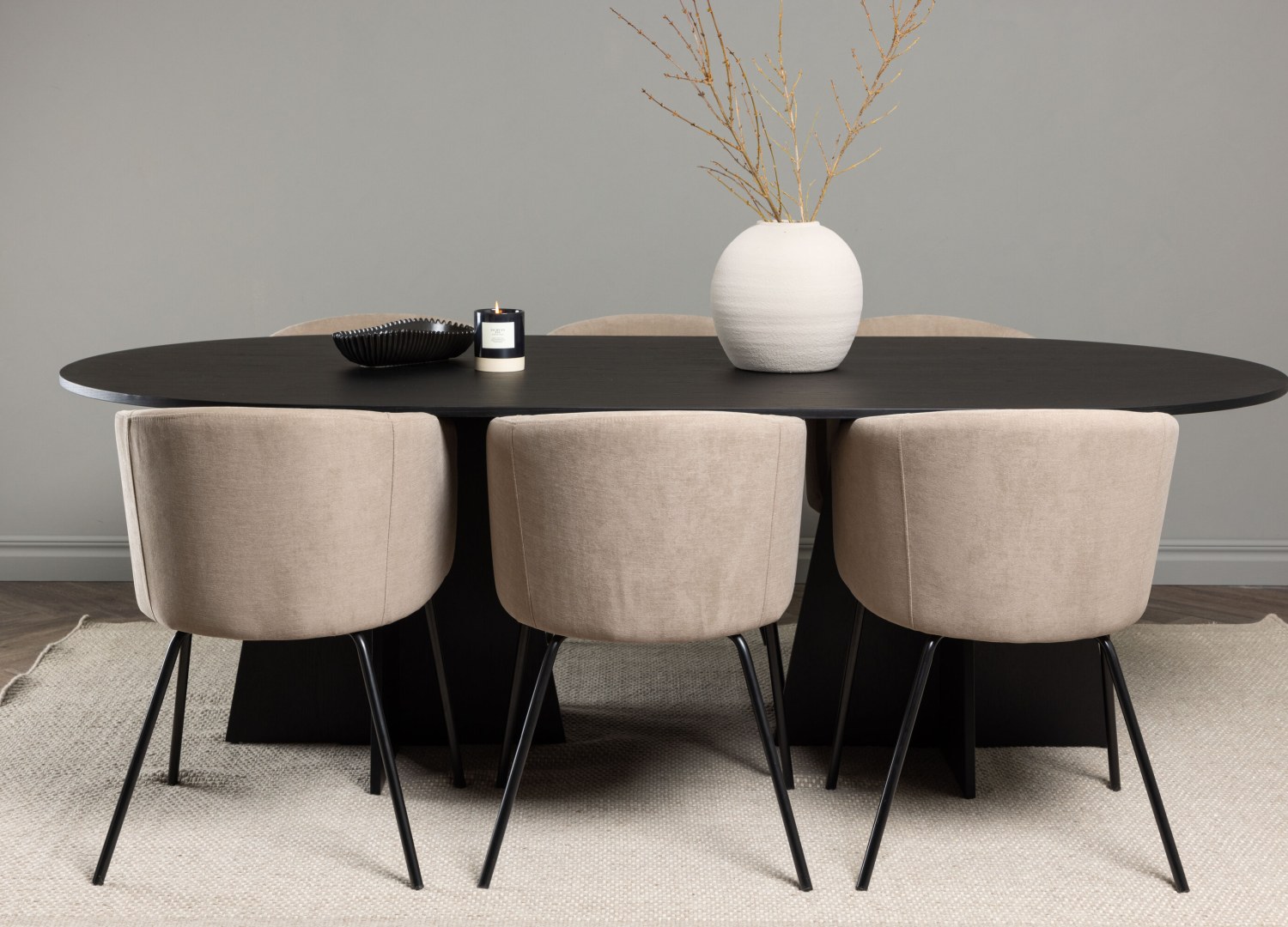 Ensemble table à manger ovale Bootcut avec 6 chaises Berit dans une salle à manger