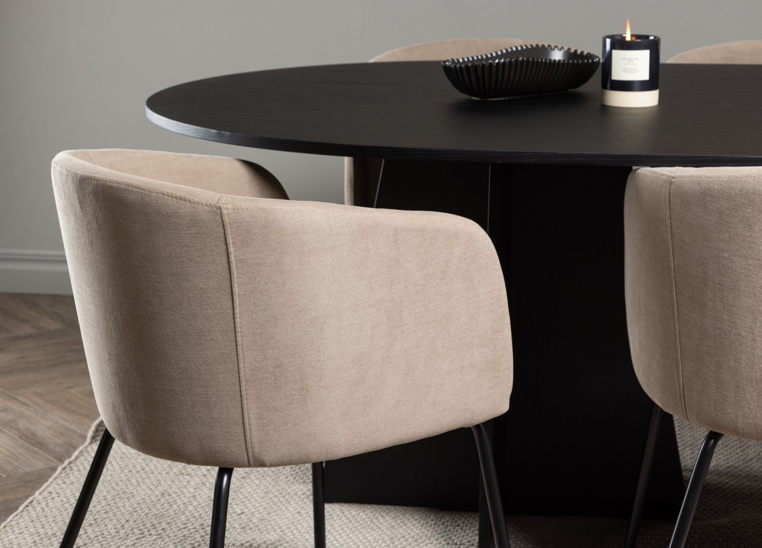 Table ovale Bootcut et 6 chaises Berit présentées dans un intérieur contemporain