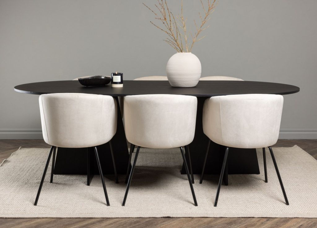 Ensemble table à manger ovale Bootcut avec 6 chaises Berit dans une salle à manger