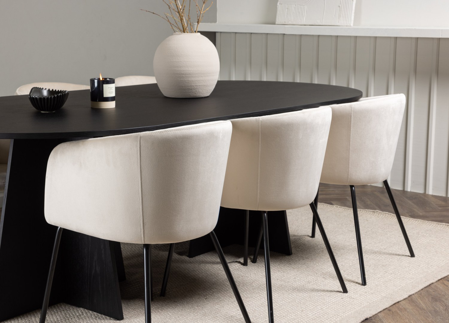 Table ovale Bootcut et 6 chaises Berit présentées dans un intérieur contemporain