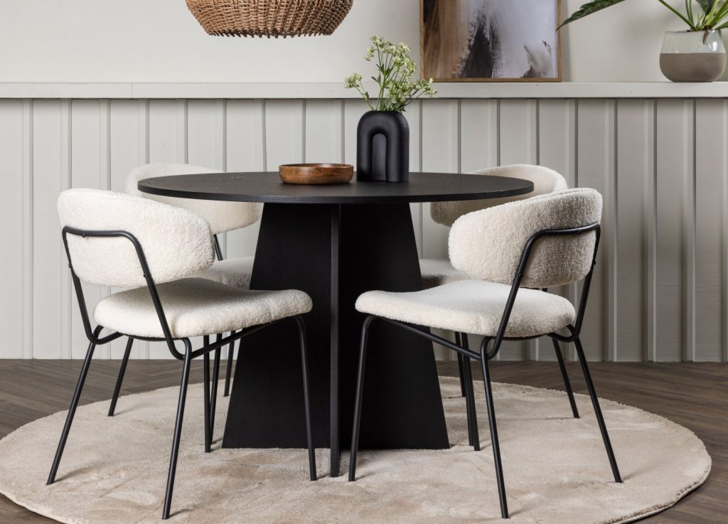 Ensemble table à manger ronde Bootcut avec 4 chaises Chico dans une salle à manger