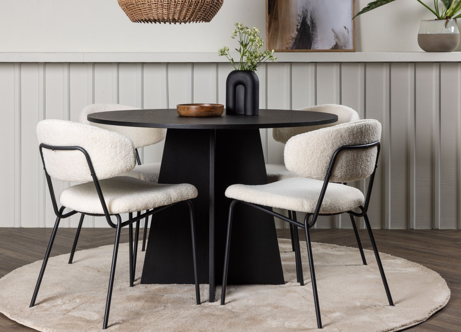 Ensemble table à manger ronde Bootcut avec 4 chaises Chico dans une salle à manger