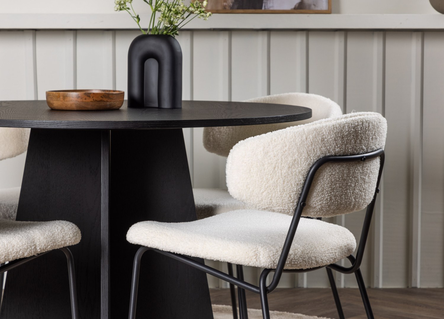 Table ronde Bootcut et 4 chaises Chico présentées dans un intérieur contemporain