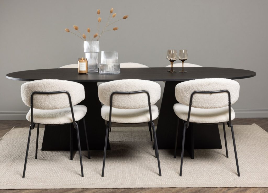 Ensemble table à manger ovale Bootcut avec 6 chaises Chico dans une salle à manger