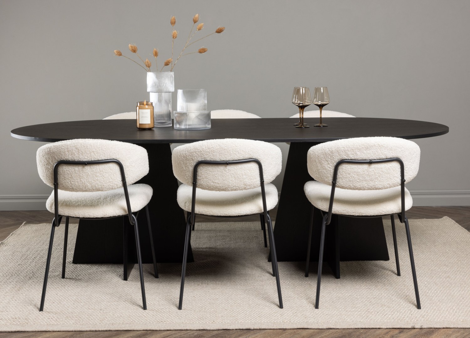 Ensemble table à manger ovale Bootcut avec 6 chaises Chico dans une salle à manger