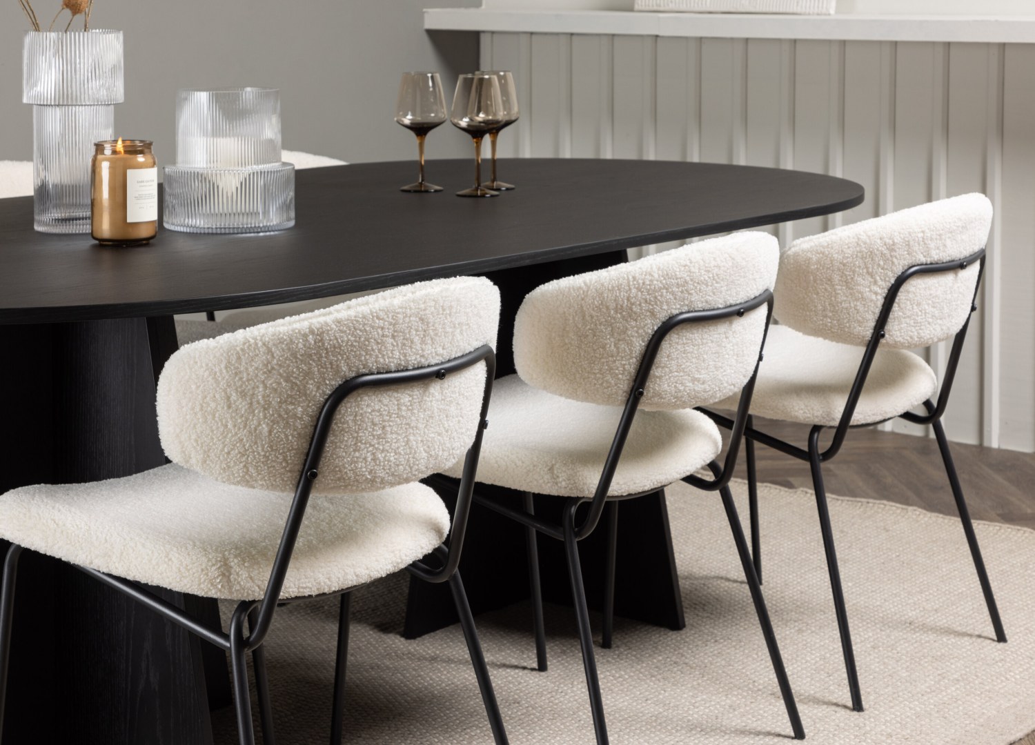 Table ovale Bootcut et 6 chaises Chico présentées dans un intérieur contemporain