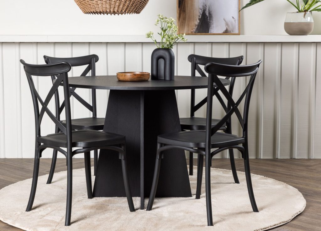 Ensemble table à manger ronde Bootcut avec 4 chaises Crosett dans une salle à manger