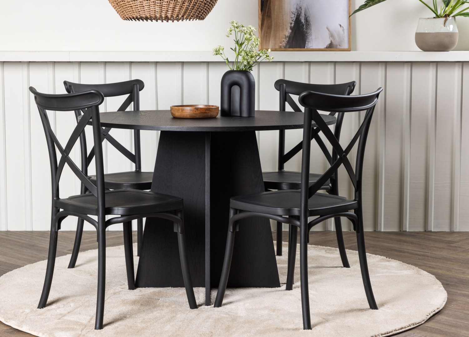 Ensemble table à manger ronde Bootcut avec 4 chaises Crosett dans une salle à manger