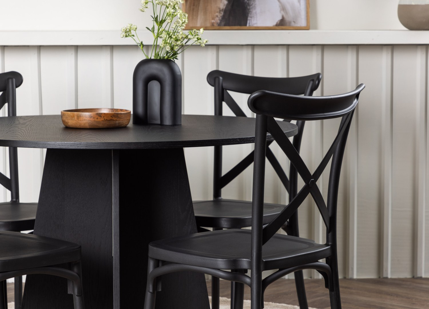 Table ronde Bootcut et 4 chaises Crosett présentées dans un intérieur contemporain