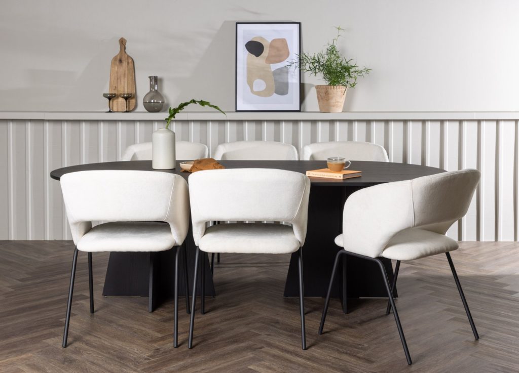 Ensemble table à manger ovale Bootcut avec 6 chaises Day dans une salle à manger
