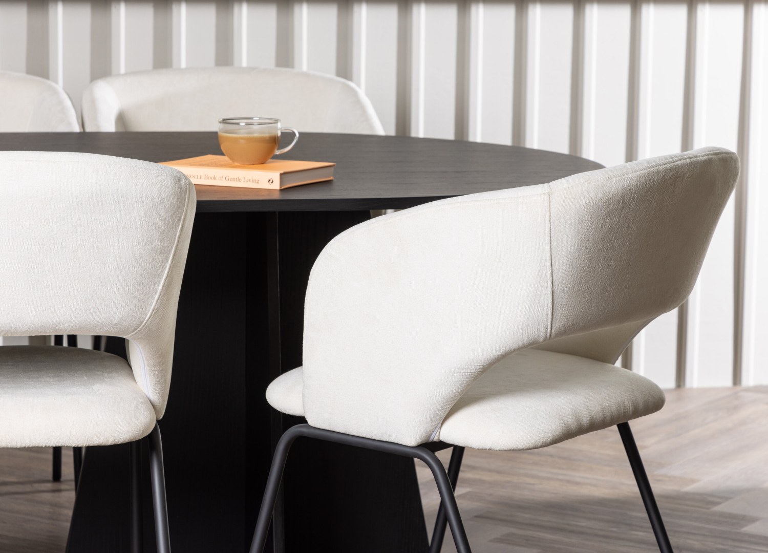 Table ovale Bootcut et 6 chaises Day présentées dans un intérieur contemporain