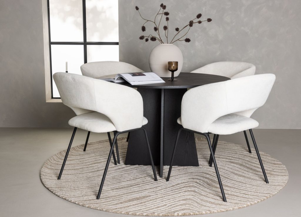 Ensemble table à manger ronde Bootcut avec 4 chaises Day dans une salle à manger