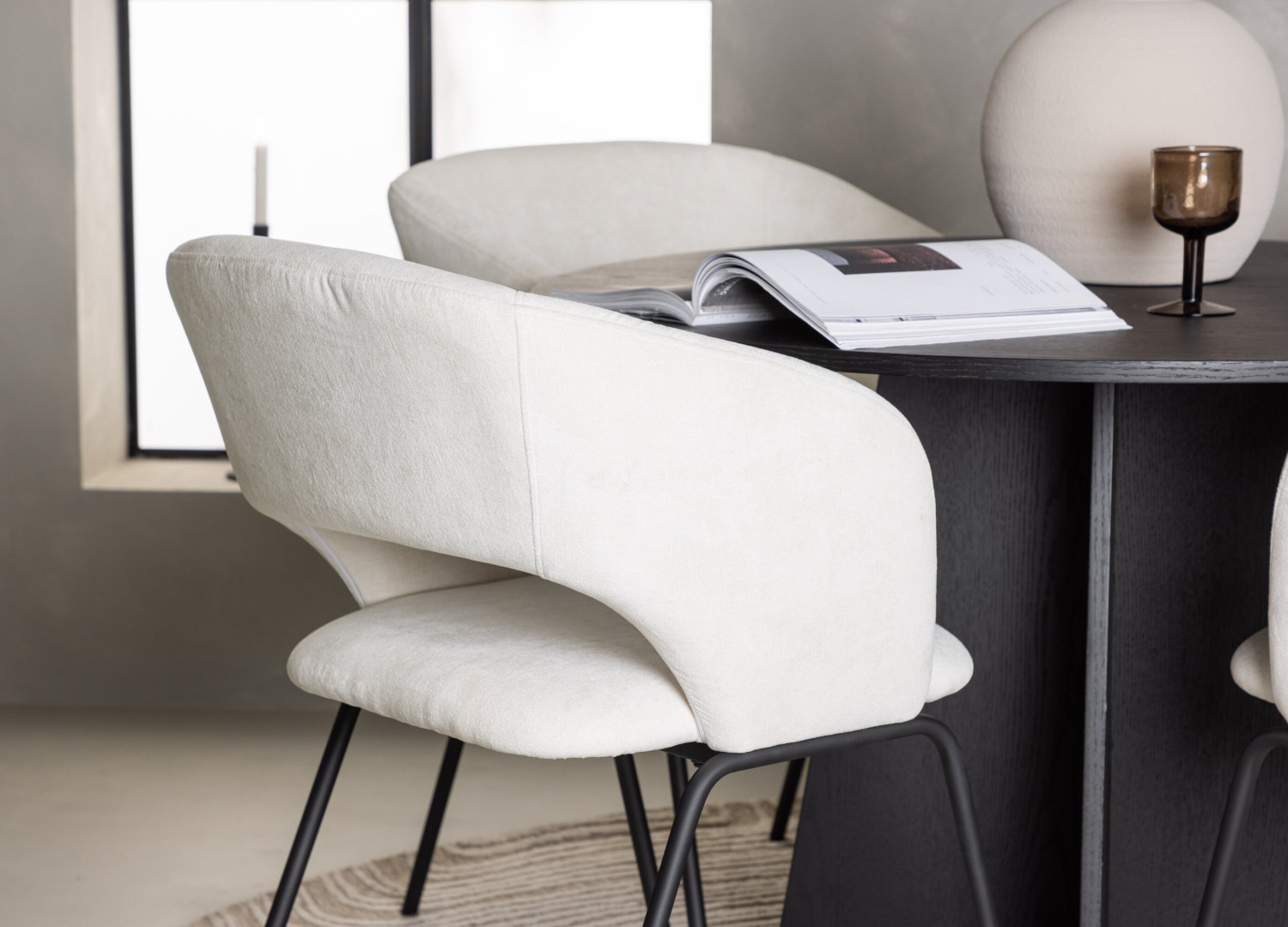 Table ronde Bootcut et 4 chaises Day présentées dans un intérieur contemporain