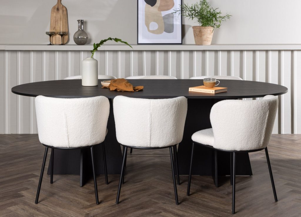 Ensemble table à manger ovale Bootcut avec 6 chaises Edina dans une salle à manger