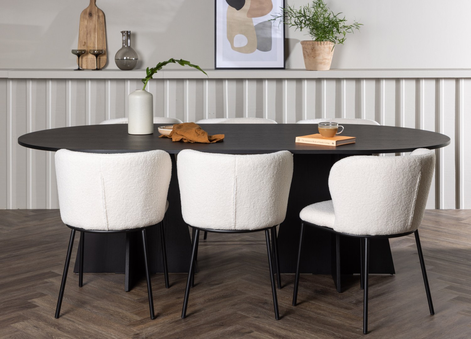 Ensemble table à manger ovale Bootcut avec 6 chaises Edina dans une salle à manger
