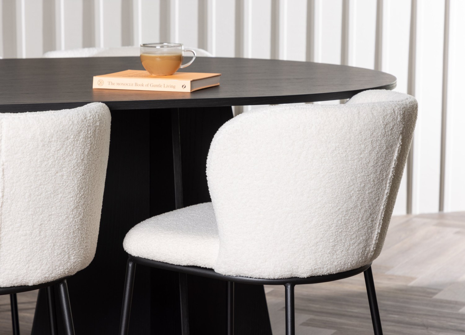 Table ovale Bootcut et 6 chaises Edina présentées dans un intérieur contemporain