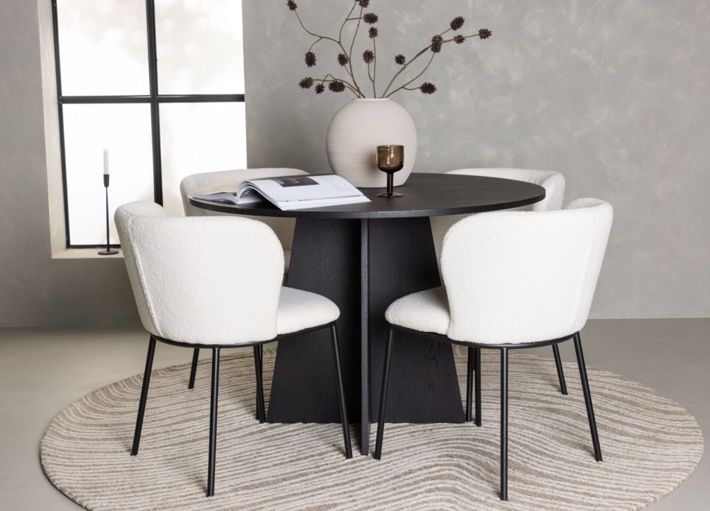 Ensemble table à manger ronde Bootcut avec 4 chaises Edina dans une salle à manger
