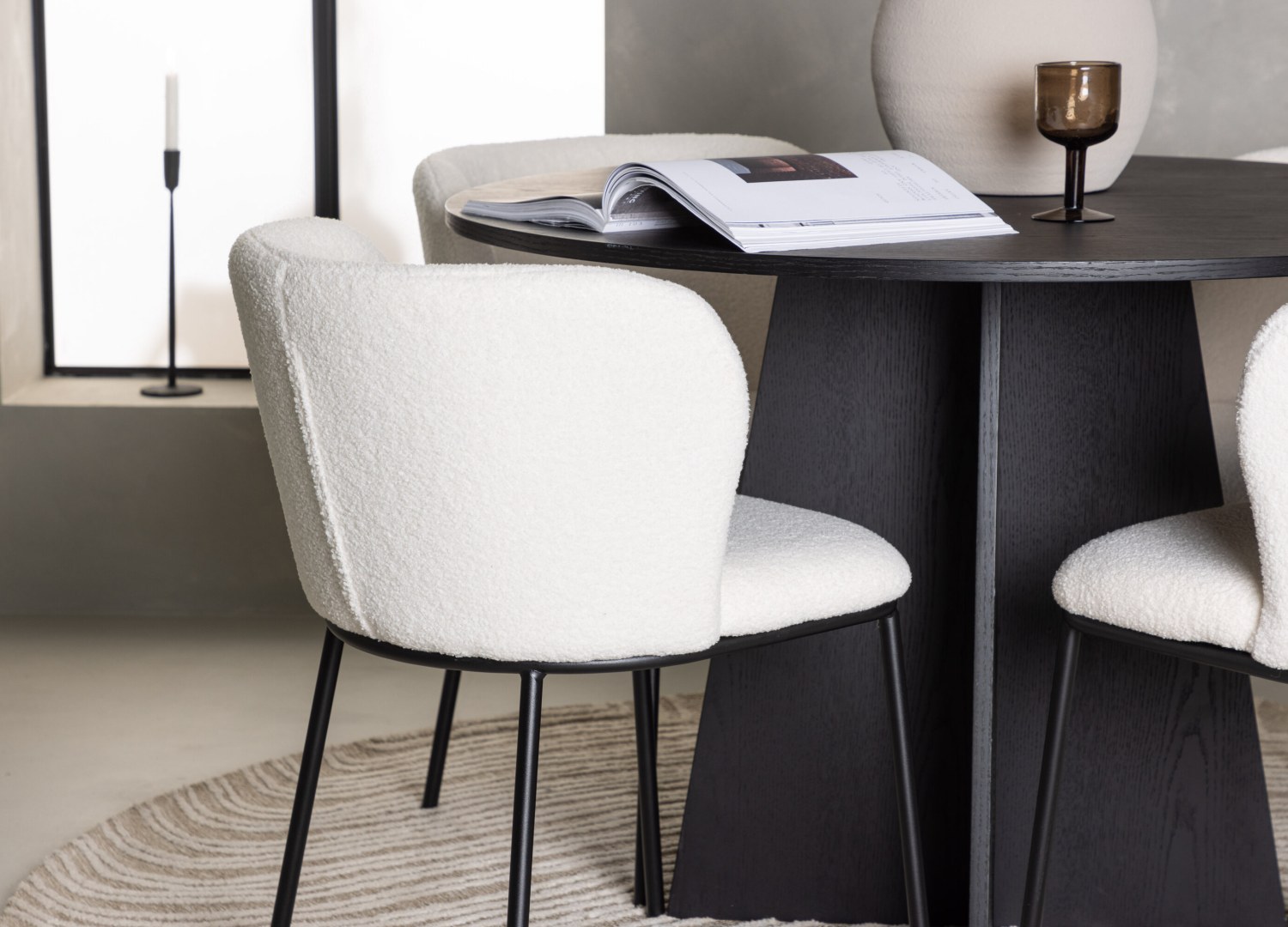Table ronde Bootcut et 4 chaises Edina présentées dans un intérieur contemporain