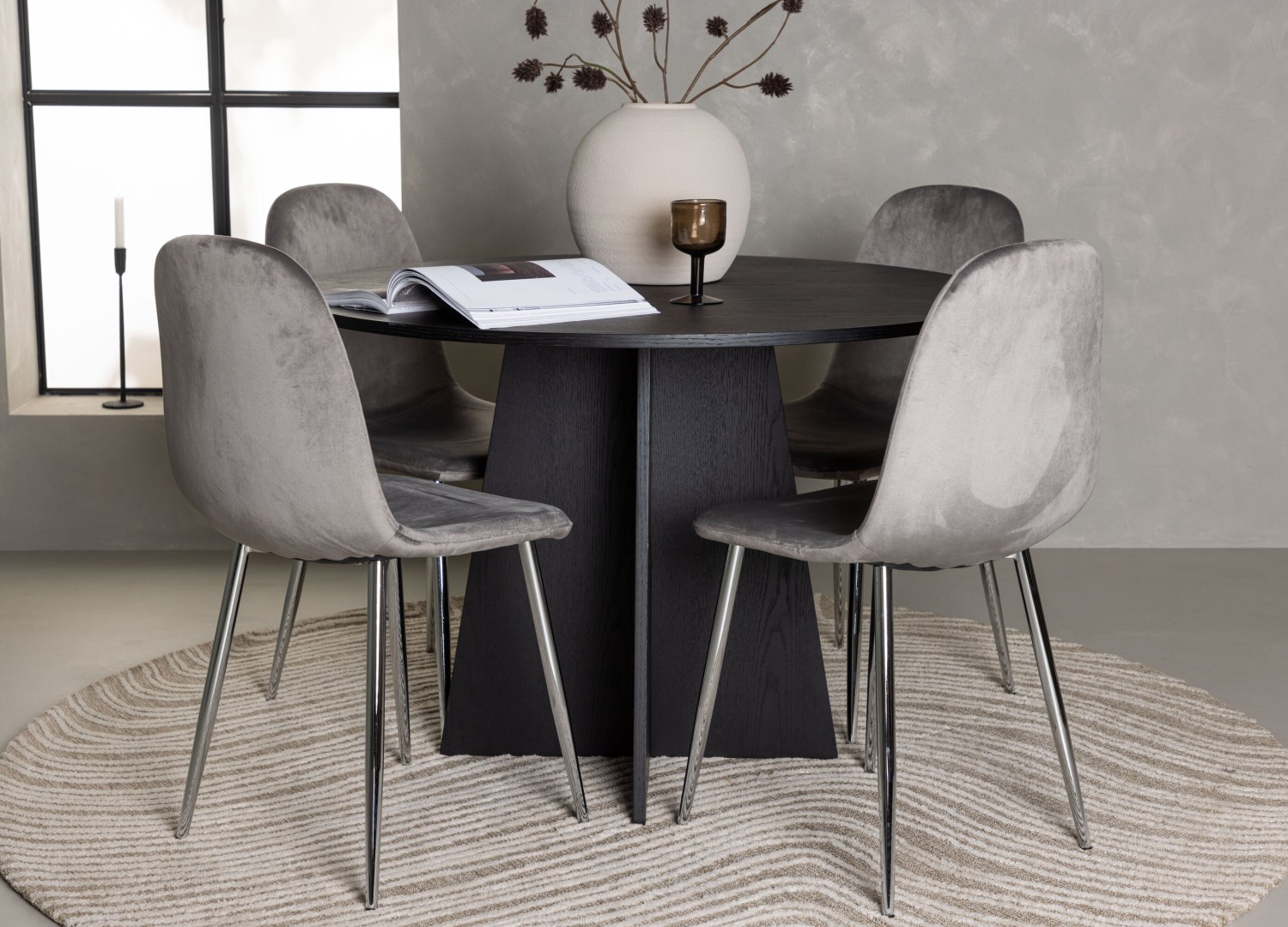 Ensemble table à manger ronde Bootcut avec 4 chaises Eva dans une salle à manger