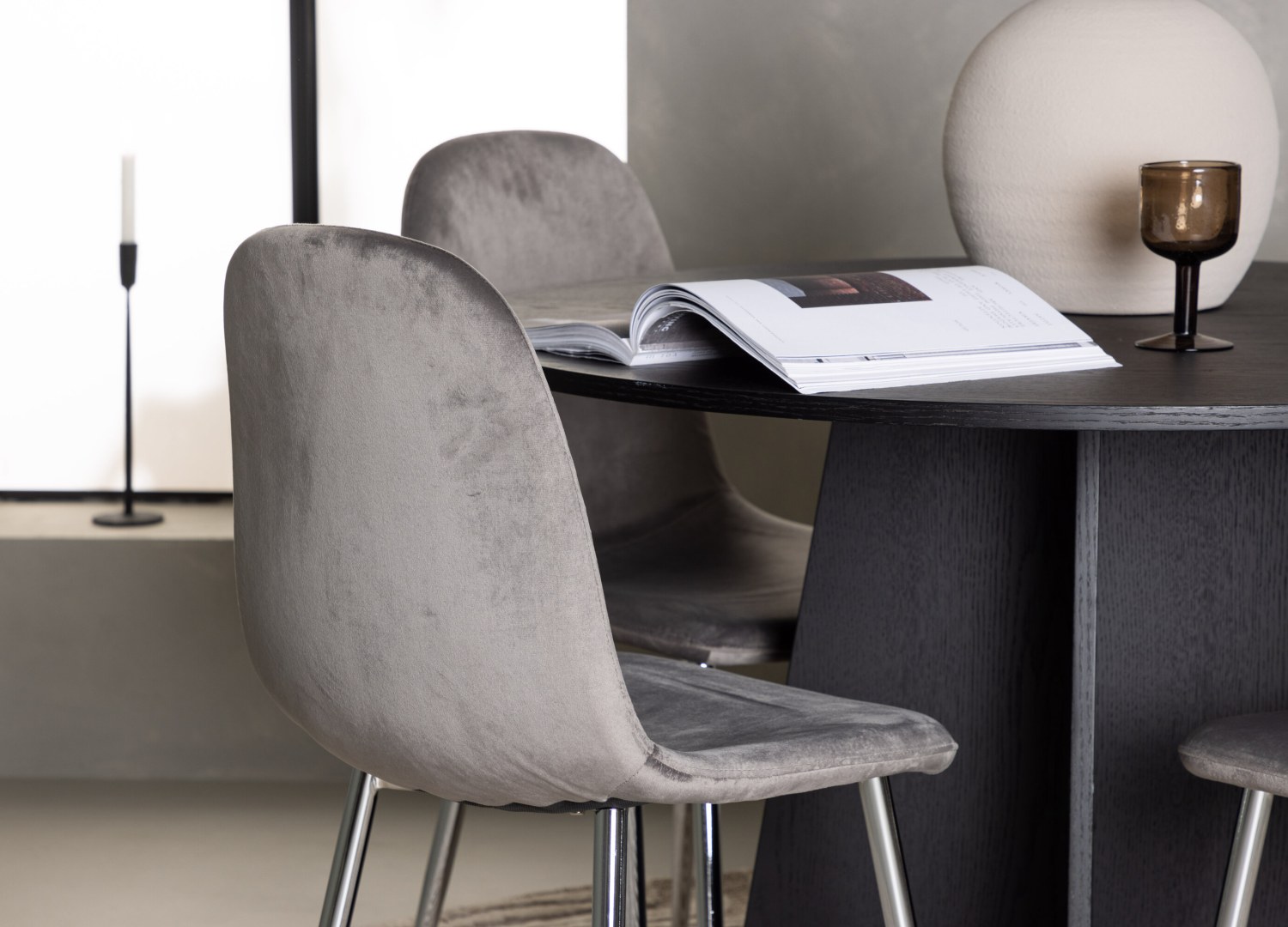 Table ronde Bootcut et 4 chaises Eva présentées dans un intérieur contemporain