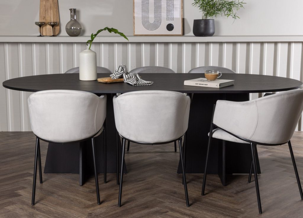 Ensemble table à manger ovale Bootcut avec 6 chaises Evelina dans une salle à manger