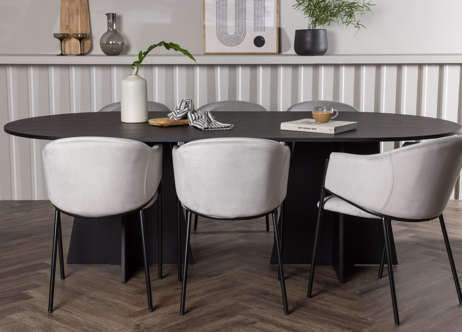 Ensemble table à manger ovale Bootcut avec 6 chaises Evelina dans une salle à manger