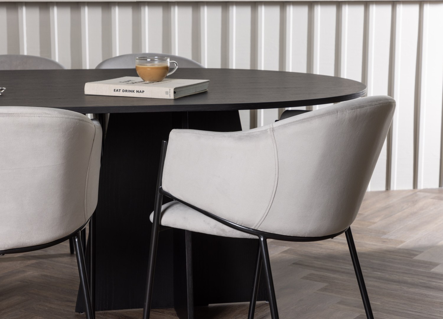 Table ovale Bootcut et 6 chaises Evelina présentées dans un intérieur contemporain