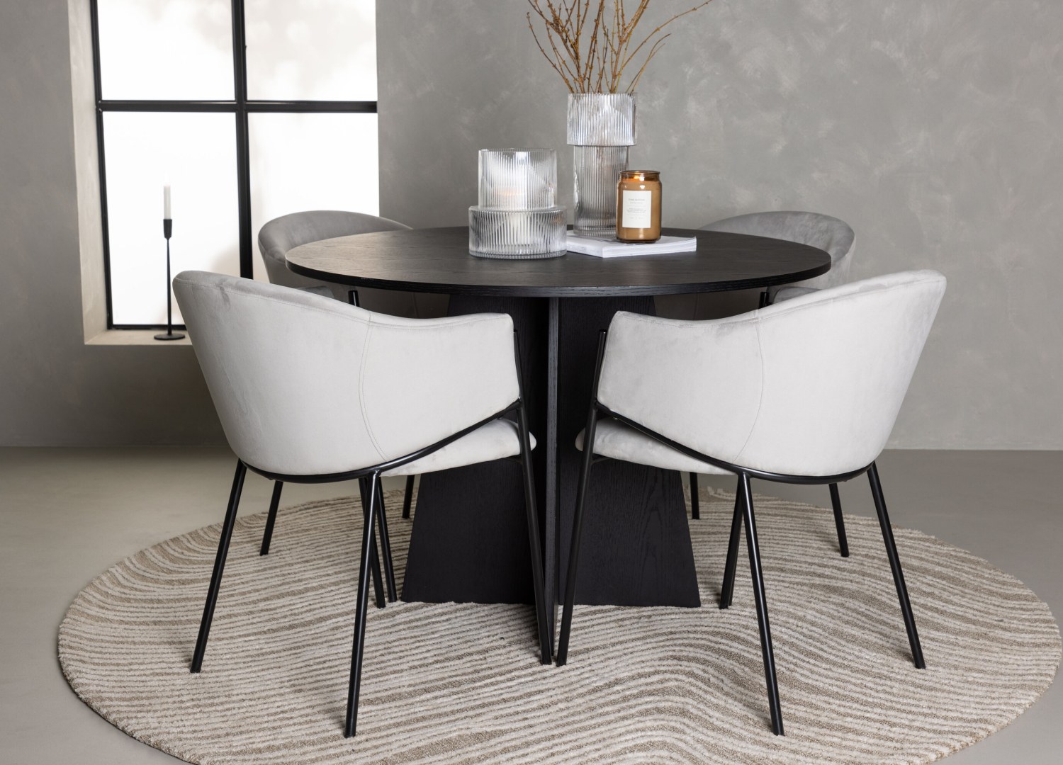 Ensemble table à manger ronde Bootcut avec 4 chaises Evelina dans une salle à manger